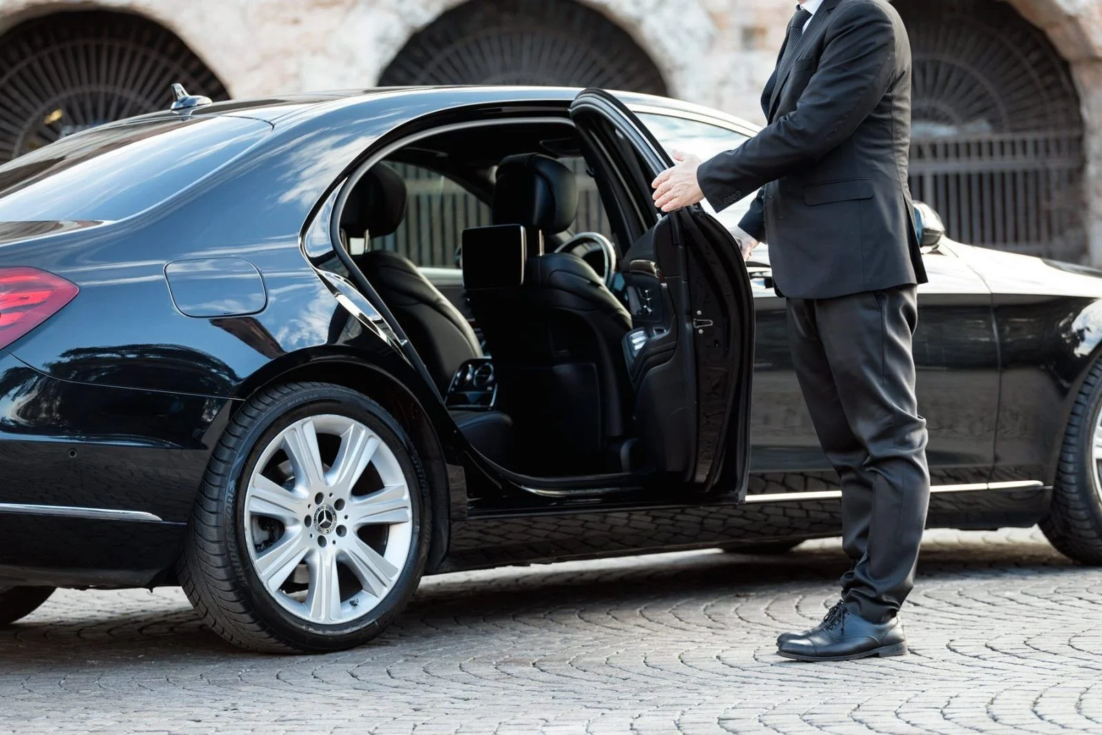 CHAUFFEUR SERVICE WEST PALM BEACH MAKES YOUR TRAVEL STRESS-FREE 